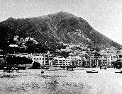 01-15-405|从维多利亚港南眺港岛中区及海傍,左端可见木球会的一部份,约摄於1890年。(1890)
