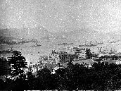 01-15-400|从炮台里对上的山坡远眺港岛中区及维多利亚港,约摄於1903年。 (1903)