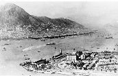 01-21-626|1930年代的維多利亞港。前方是九龍半島(尖沙咀及紅磡一帶),後方是香港島。(1930年代)